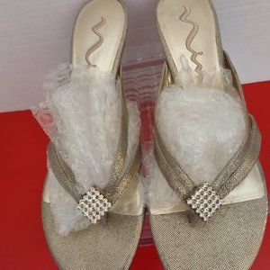 Nina dress-up thong sandals Gold with rhinestone accents 10M New without box